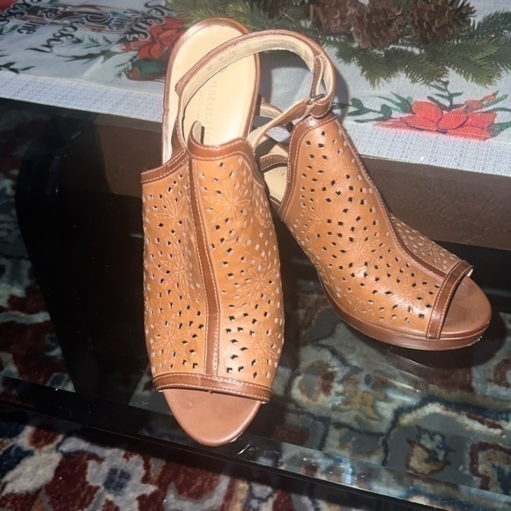 Naturalizer leather heels